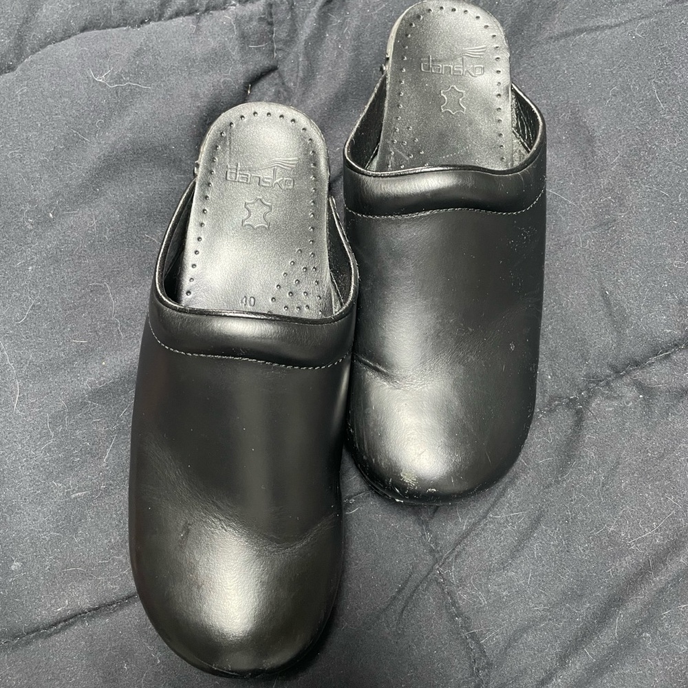 Dansko open back clogs. Black leather, size 40 (women’s 9m)